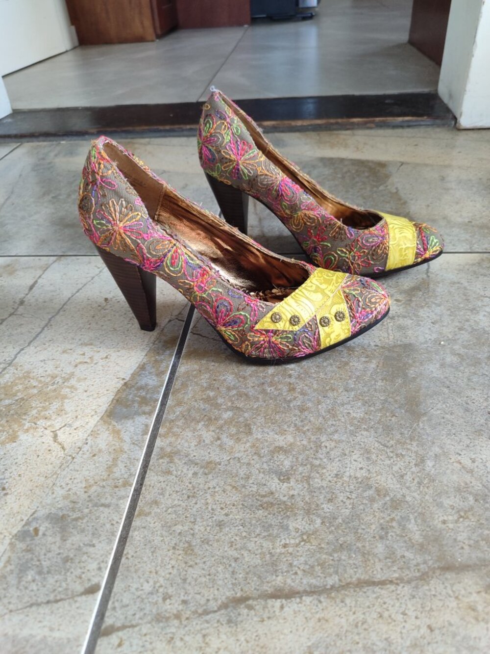 RARE Collectible Naughty Monkey Vintage Y2K Tapestry Pumps Size 8.5 - Picture 9 of 12